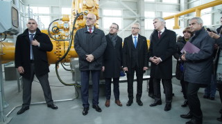 Премиерът Николай Денков министърът на енергетиката Румен Радев и директорът