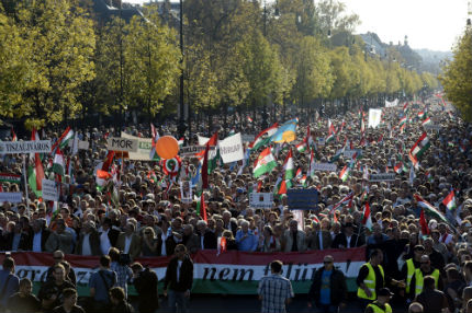 Десетки хиляди унгарци почетоха годишнината от бунта срещу комунизма