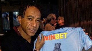 Бившият френски национал Патрис Локо се снимка с екип на