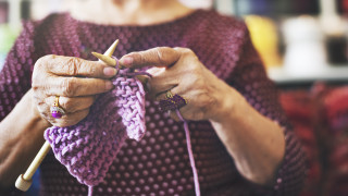 Плетенето може да ни осигури нов пуловер но това далеч