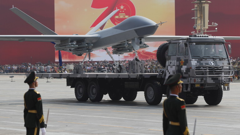 Китай представи първия боен дрон в света с три двигателя