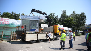 11 незаконни павилиона пред КАТ София бяха премахнати днес Част от