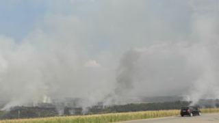 Голям пожар край Дупница спря движението на влаковете
