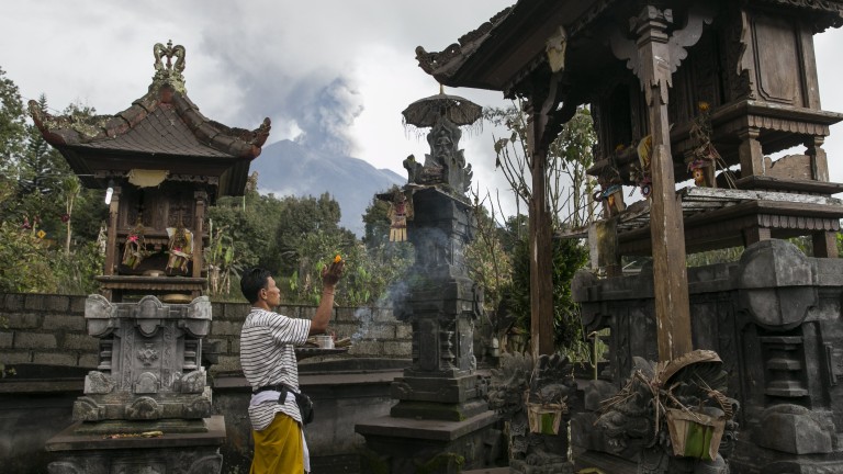 Вулканът Агунг задушава икономиката на Бали