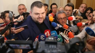 Делян Пеевски и колегите му от ДПС със социални законопроекти