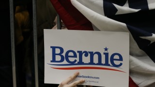 Сенаторът от Върмонт Бърни Сандърс печели първичните избори в американския