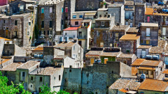 Малкият италиански град, който се преобрази, след като продаде имотите си за €1