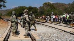 Загинали и близо 100 души ранени при влакова катастрофа в Мексико