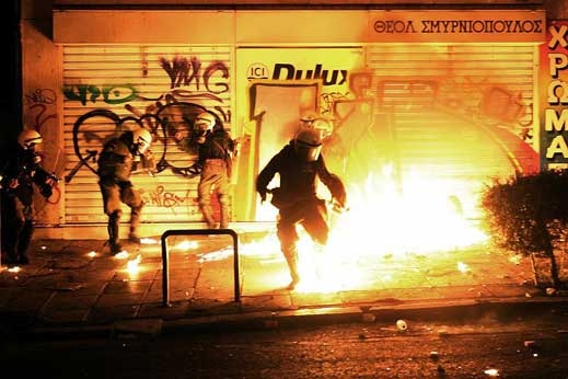 Над 300 магазина разрушени от анархистите в Гърция