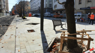 Част от бронзовата статуя на Петко и Пенчо Славейкови от