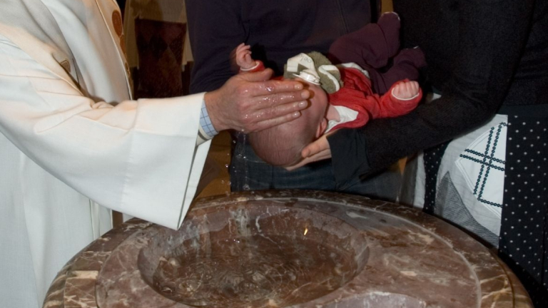 Съдът в Страсбург забранил кръщаването на бебета?