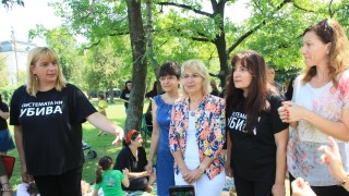 Майките на деца с увреждания остават на палатки до 1 октомври