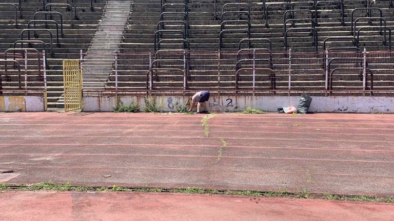 На стадион Българска армия върви сериозно почистване, вида ТОПСПОРТ.
Както е