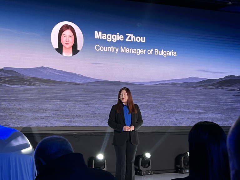 Регионалният директор на BYD в България Маги Джоу по време на представянето на моделите