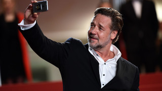 Ако някой случайно се чуди какво прави Ръсел Кроу в