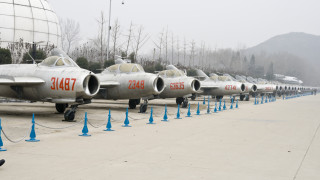 Китай превърна стотици стари изтребители в дронове и ги разположи край Тайван
