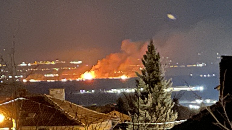 Пожар бушува край София 
