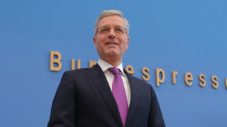 Норберт Рьотген е първият официален кандидат за лидер на партията на Меркел