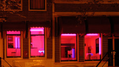 Краят на квартала на червените фенери в Амстердам