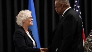 Германският министър на отбраната Кристин Ламбрехт коментира в понеделник че