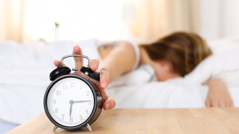 Защо трябва да спрете да ползвате алармата на смартфона, а да си купите будилник?
