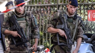 Автомобил се вряза в група войници край Париж