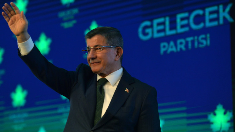 Бившият премиер на Турция Ахмет Давутоглу критикува бившия си шеф