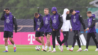 Капитанът на немския национален отбор Илкай Гюндоган и шампионите в