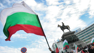 Протест пред парламента, полицията не им позволи "обстрел" със зарзават и яйца