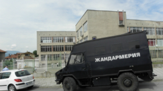 Софийски жандарми пазят гласуващите цигани в Благоевград 