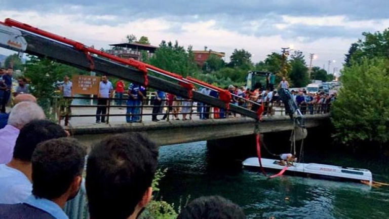 Туристически бус падна в река в Турция