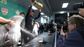 Играчите на Щутгарт изкъпаха с бира и шампанско своя треньор след спечелената Купа на Германия