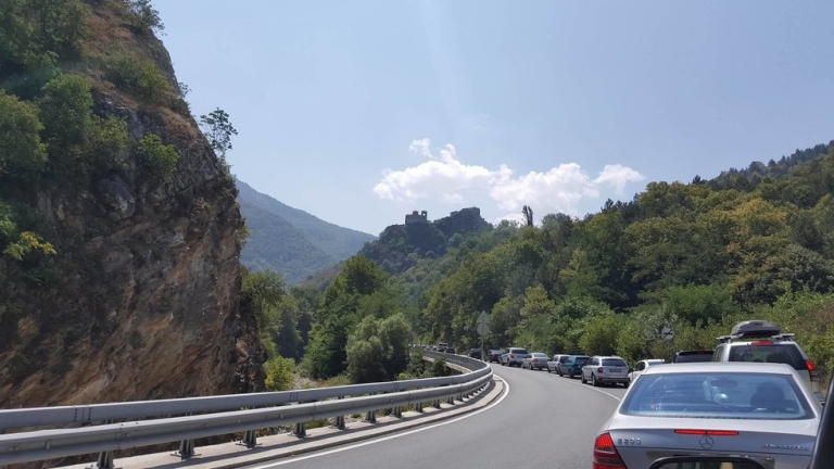 Огромна тапа на пътя Асеновград – Смолян изнерви шофьорите 