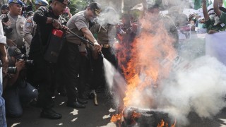 Хиляди протестиращи в преобладаващо мюсюлманските Индонезия и Малайзия излязоха на