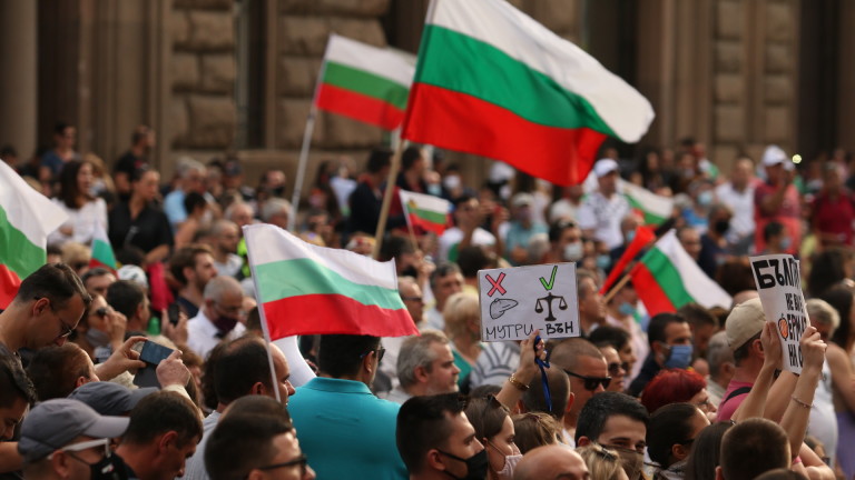 Демонстранти се събират на 14-ия поред протест в София, съобщава