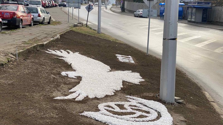 Емблемата на Пирин изгря на кръстовището при бул. Димитър Солунски