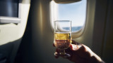 Алкохол и сън по време на полет - защо са опасна за здравето комбинация
