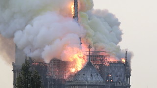 Кметът на Париж: Пожарът в Нотр Дам е ужасен