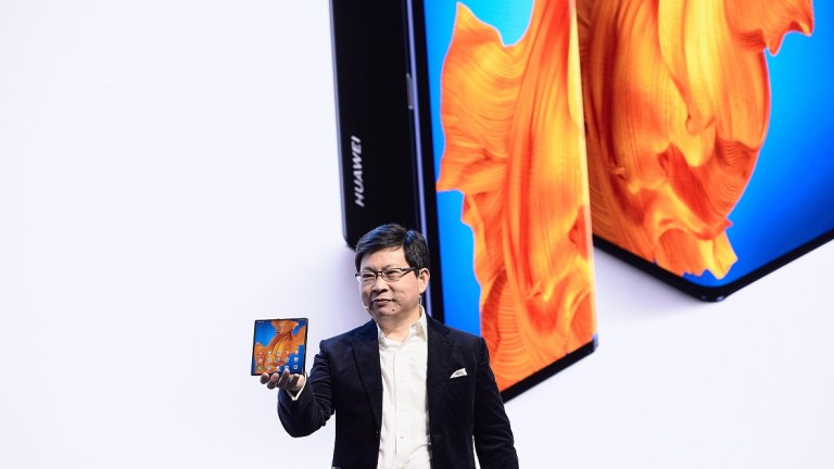 Защо Huawei подари телефони на стойност 27 млн. долара
