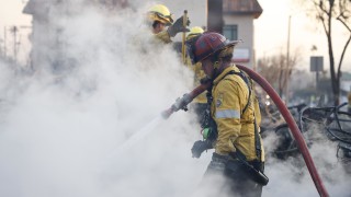 Губернаторът на Калифорния покани Доналд Тръмп да види щетите от огнения ад