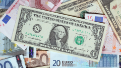 Доларът расте към еврото и паунда, спада към йената