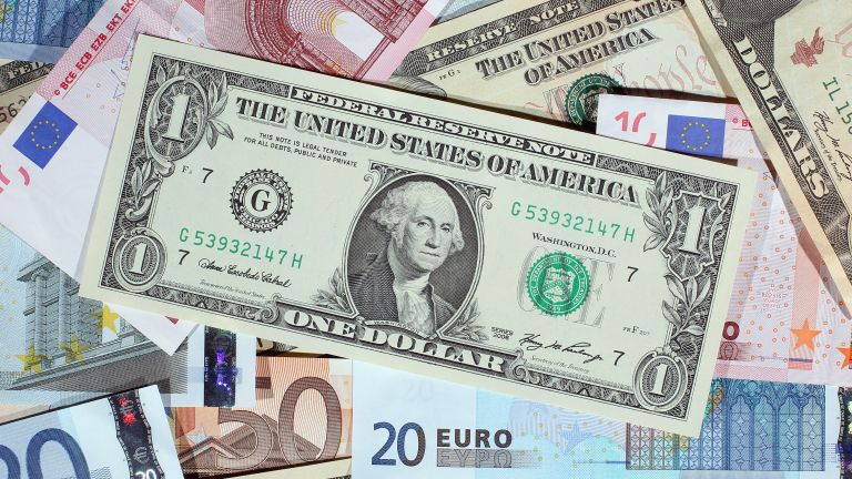 Доларът укрепва позиции спрямо еврото и йената