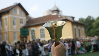 Над 700 000 ученици ще прекрачат днес прага на 2