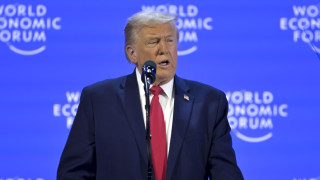 Президентът на САЩ Доналд Тръмп пристигна с часове закъснение в