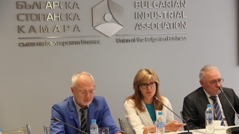 Сред основните задачи на българската дипломация е да подпомага родния