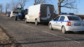 Трима работници по пътното строителство са ударени от бус на