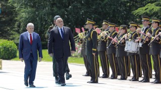 Посрещнаха Борисов на син килим в Анкара