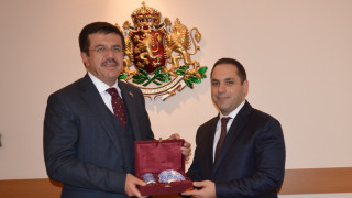 Българският и турският министър на икономиката Емил Караниколов и турският