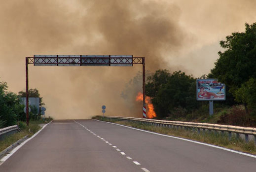 Затварят пътя Гурково - Казанлък заради пожар