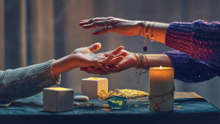 Бум на продажбите на кристални топки и амулети: Войната тласна руснаците към магията